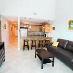 Castle B17 Contemporary Condo With Pool, Beach Access And Free Parking