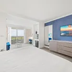 Fontainebleau Corner Unit New Reno 2Bdrm 3Bath