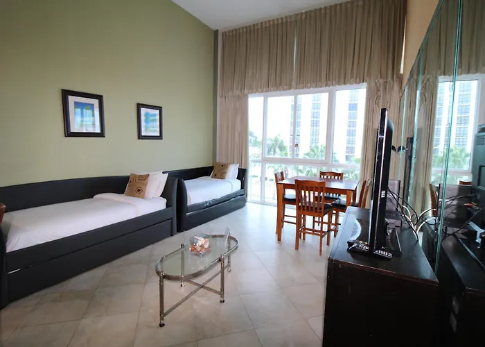 Castle B17 Contemporary Condo With Pool, Beach Access And Free Parking