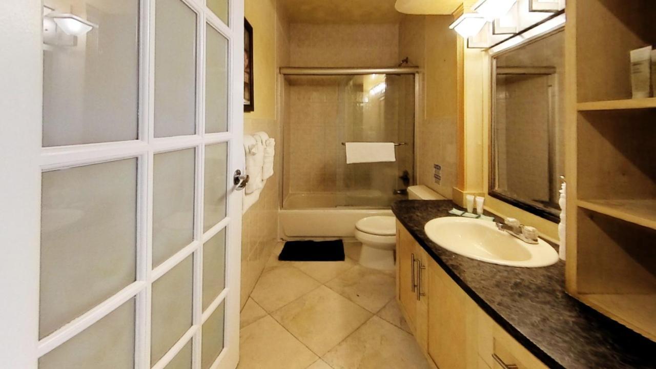 Castle B17 Contemporary With Pool, Access And Free Parking Holiday home