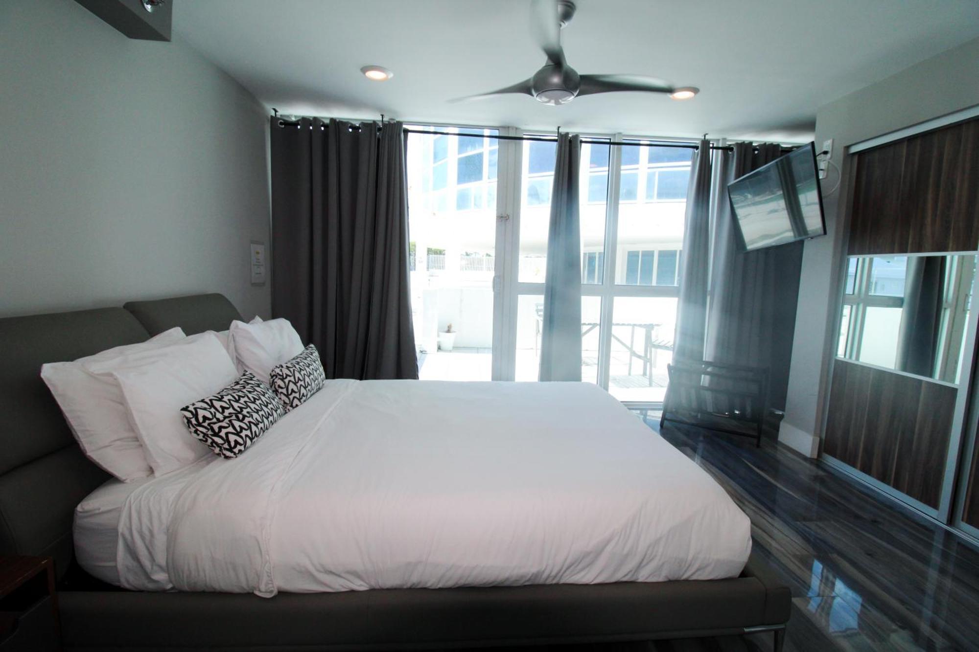Castle Bth2 Stunning Oceanfront Townhouse, Private Access, Private Pool Access, Tennis And Free Parking! * Miami Beach