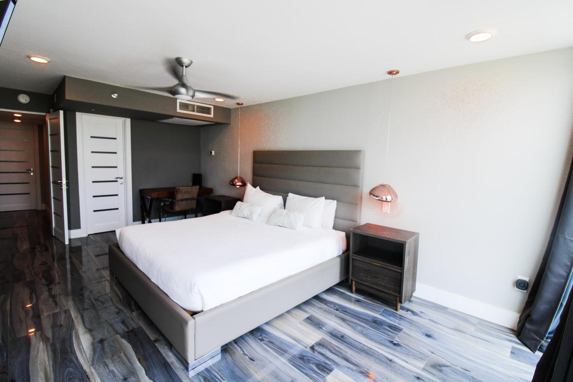 Castle Bth2 Stunning Oceanfront Townhouse, Private Access, Private Pool Access, Tennis And Free Parking! Holiday home