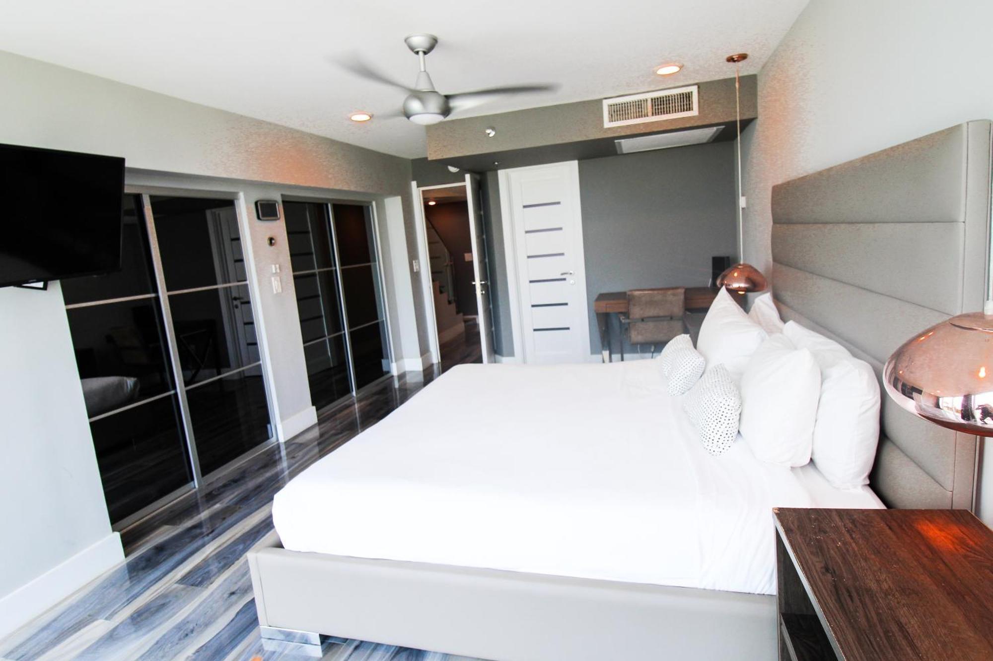 Castle Bth2 Stunning Oceanfront Townhouse, Private Access, Private Pool Access, Tennis And Free Parking!