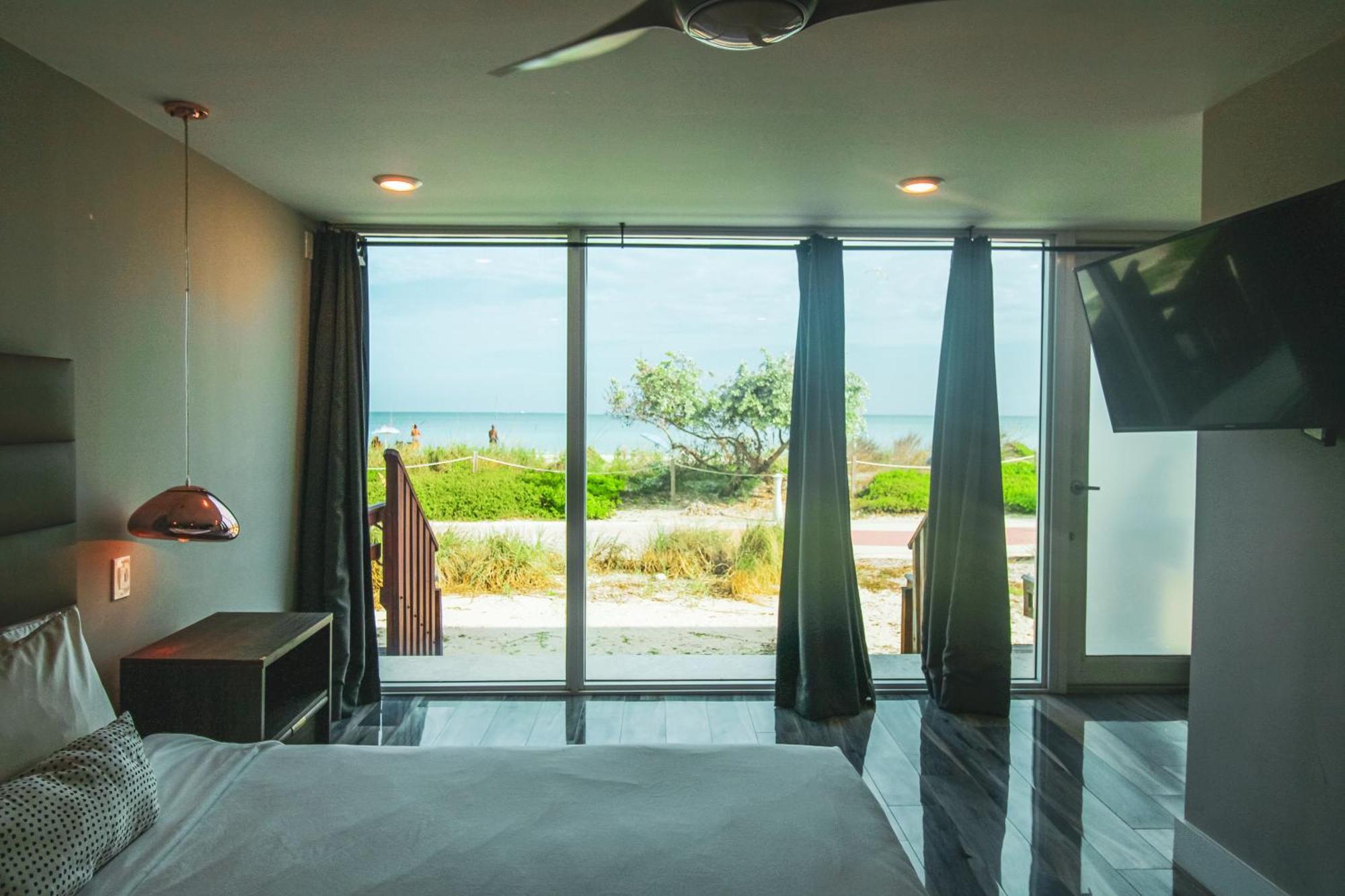 Castle Bth2 Stunning Oceanfront Townhouse, Private Access, Private Pool Access, Tennis And Free Parking! Holiday home Miami Beach