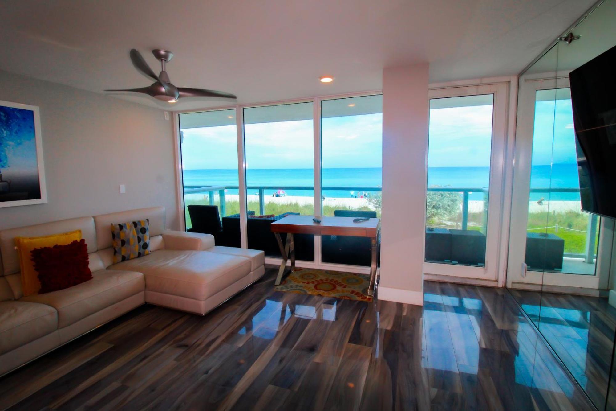 Castle Bth2 Stunning Oceanfront Townhouse, Private Access, Private Pool Access, Tennis And Free Parking! Holiday home