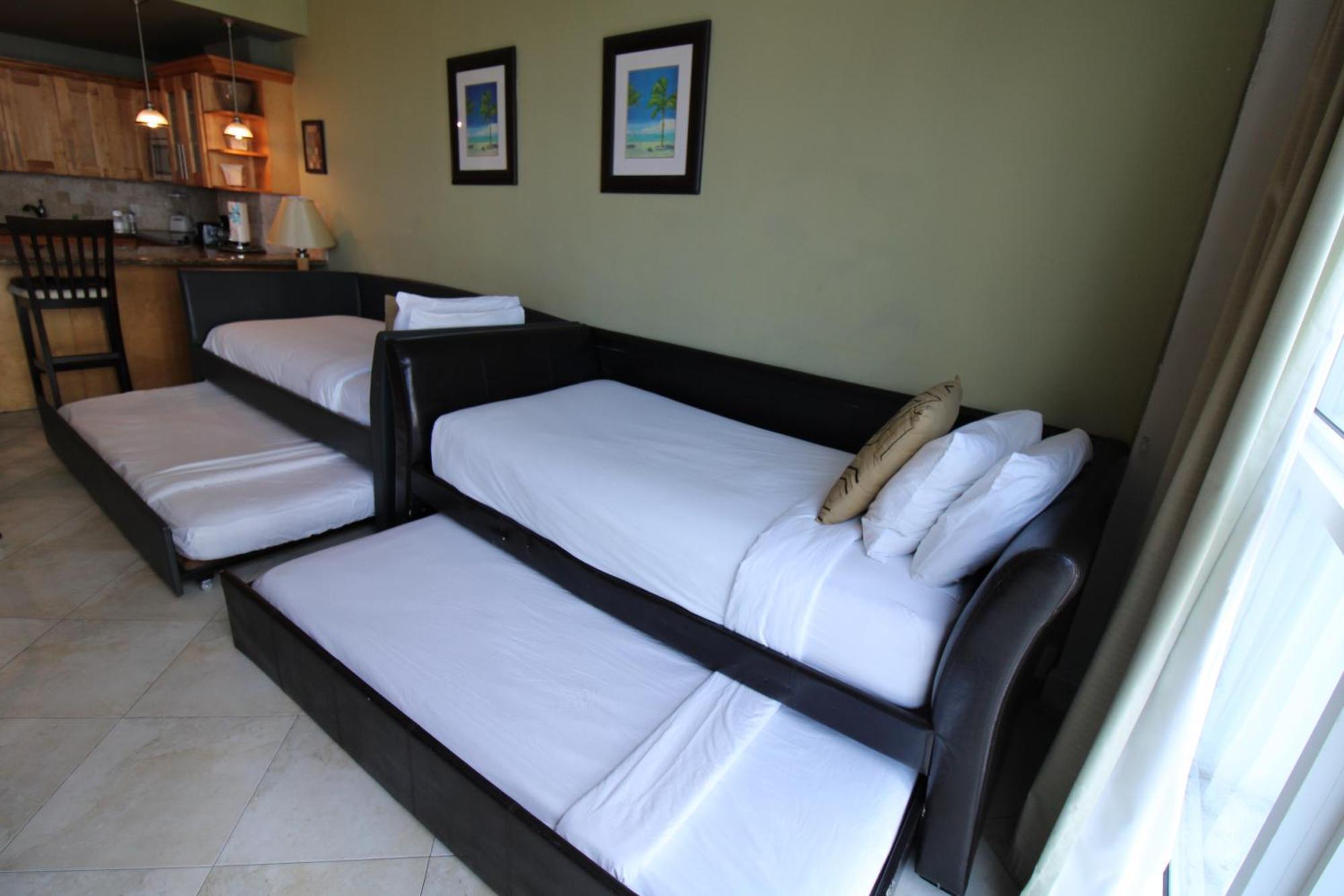 Holiday home Castle B17 Contemporary With Pool, Access And Free Parking