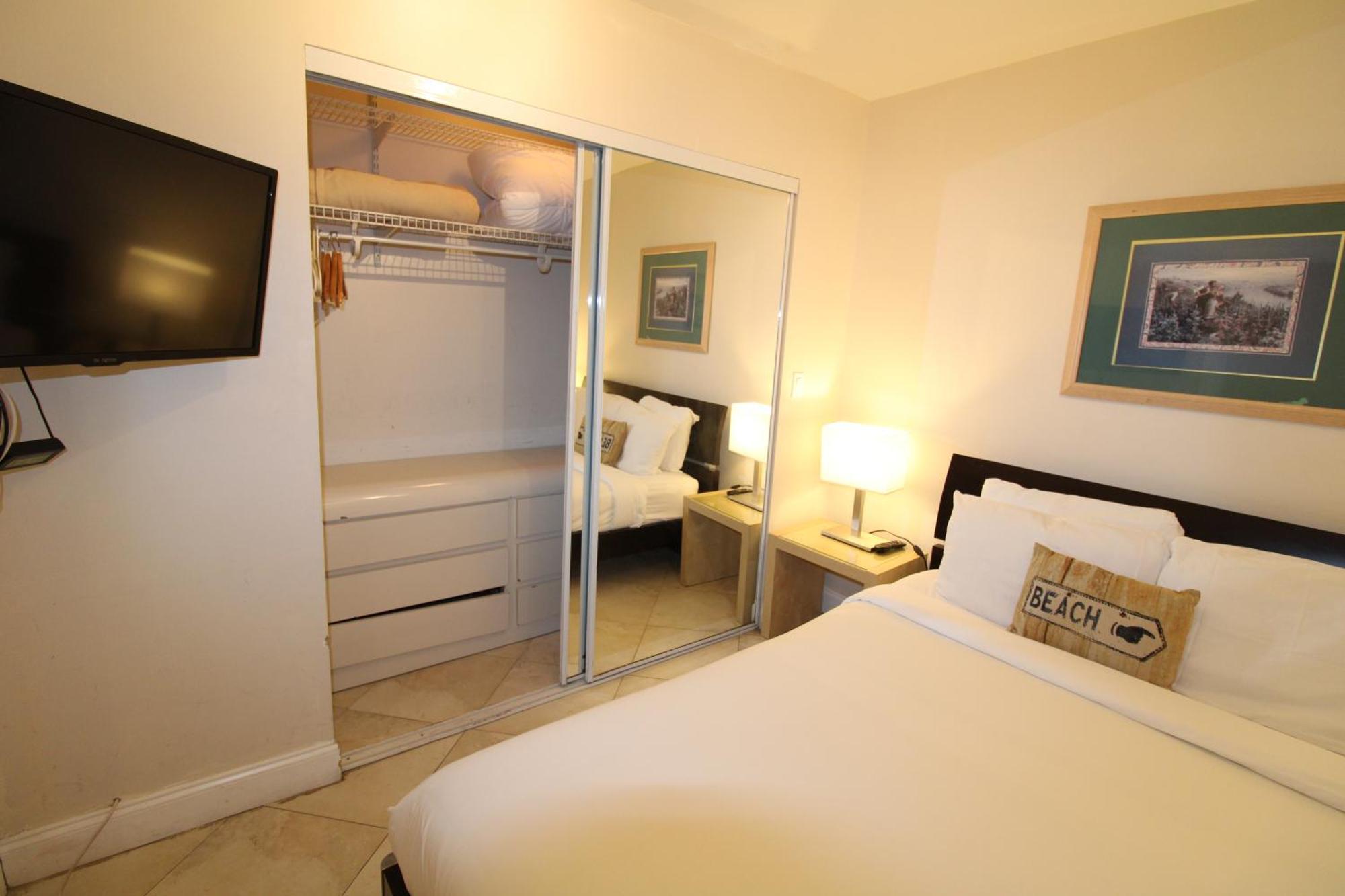 Castle B17 Contemporary With Pool, Access And Free Parking