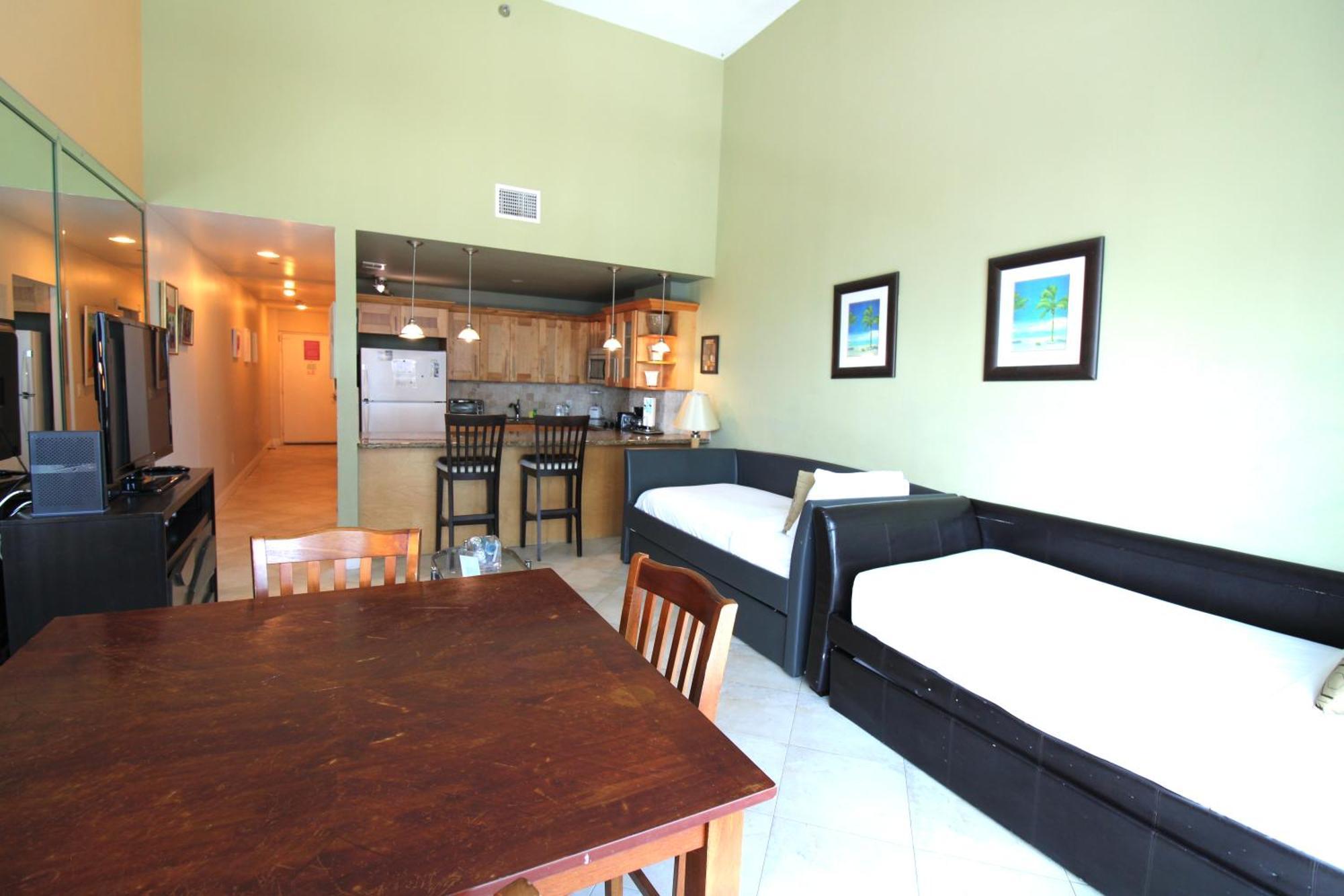 Castle B17 Contemporary With Pool, Access And Free Parking Holiday home *