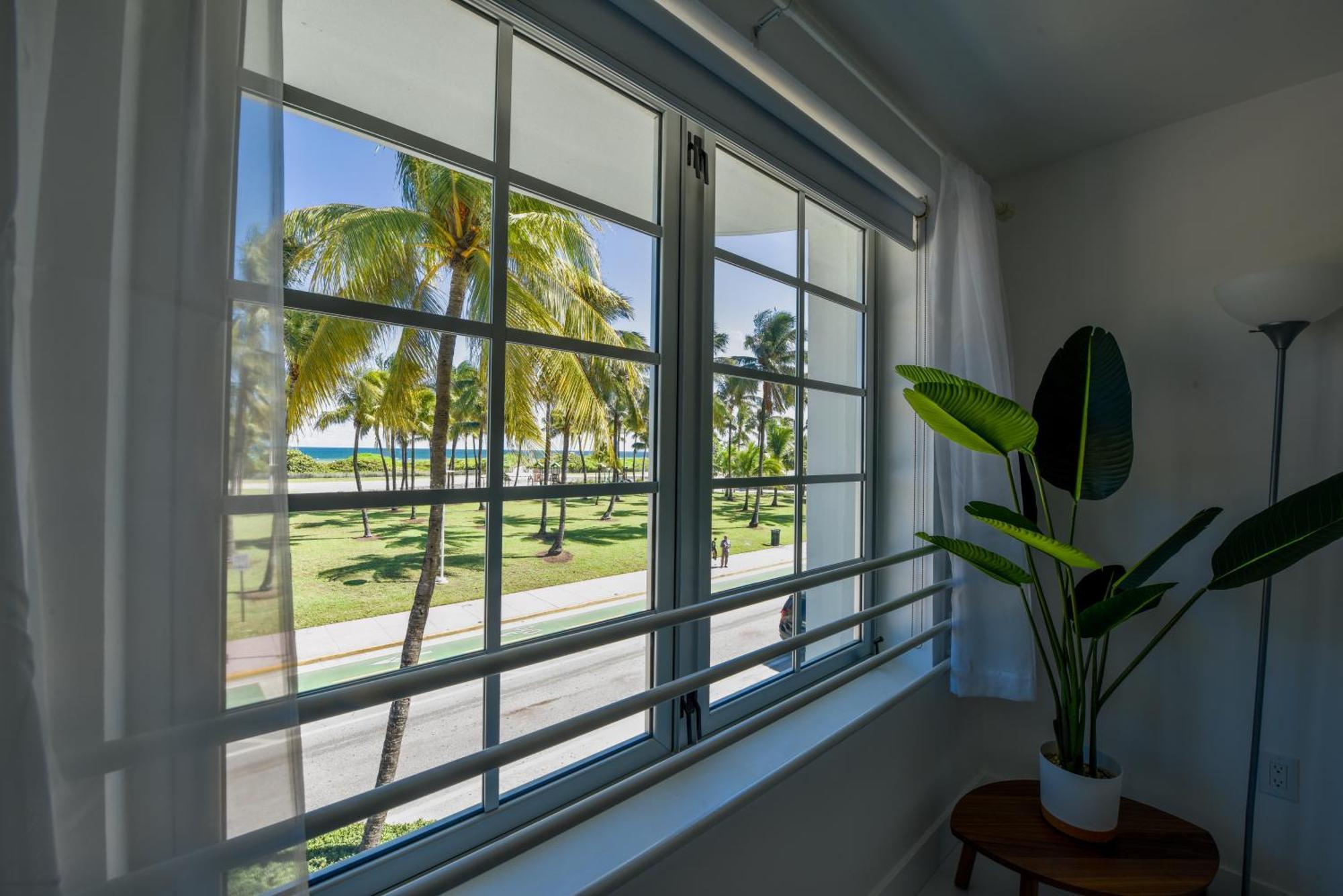 Carlyle Ocean Dr South 2 Bedroom Luxury Apartment *