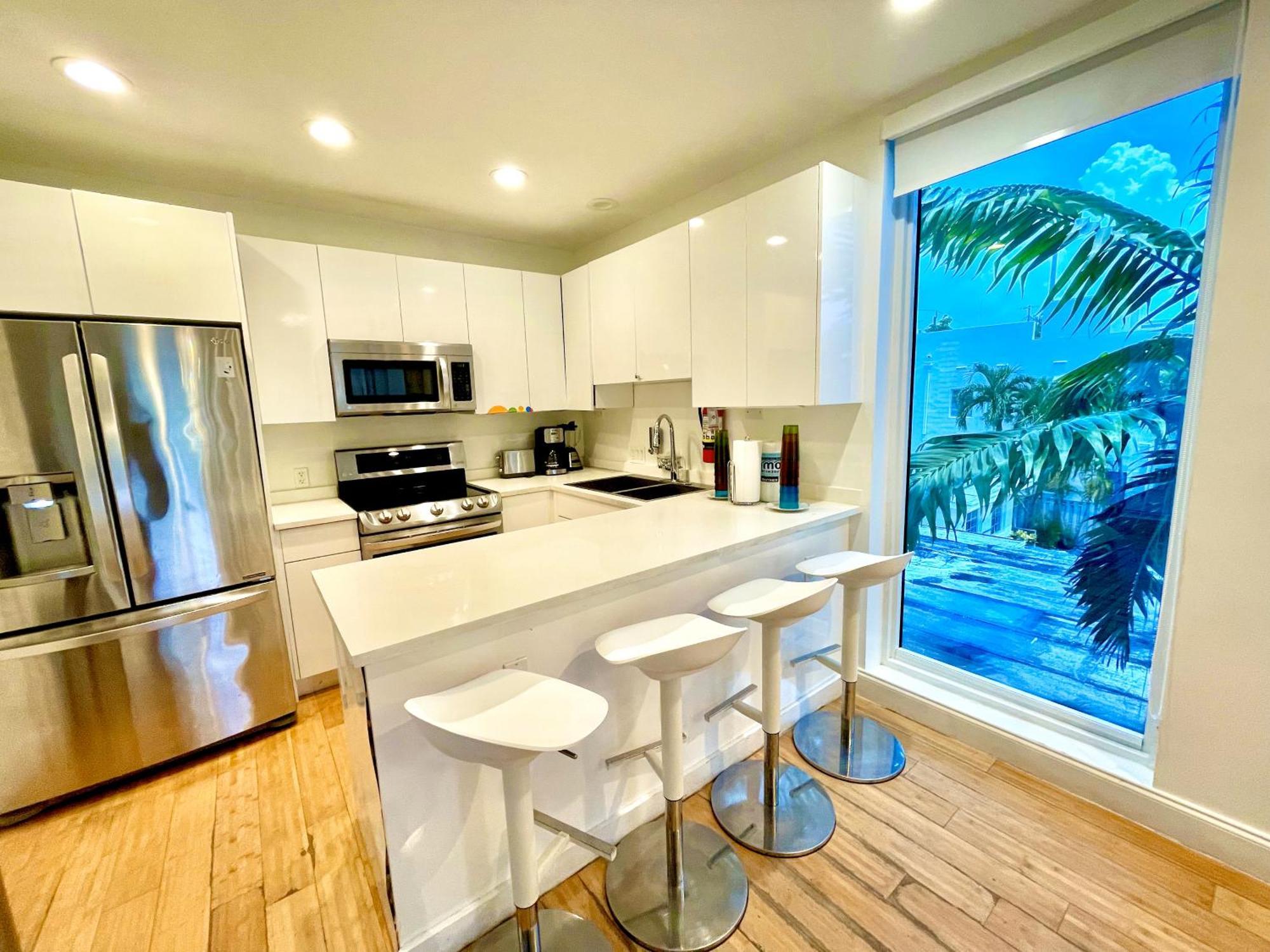 15 Guests Luxurious South Beach With Rooftop Apartment