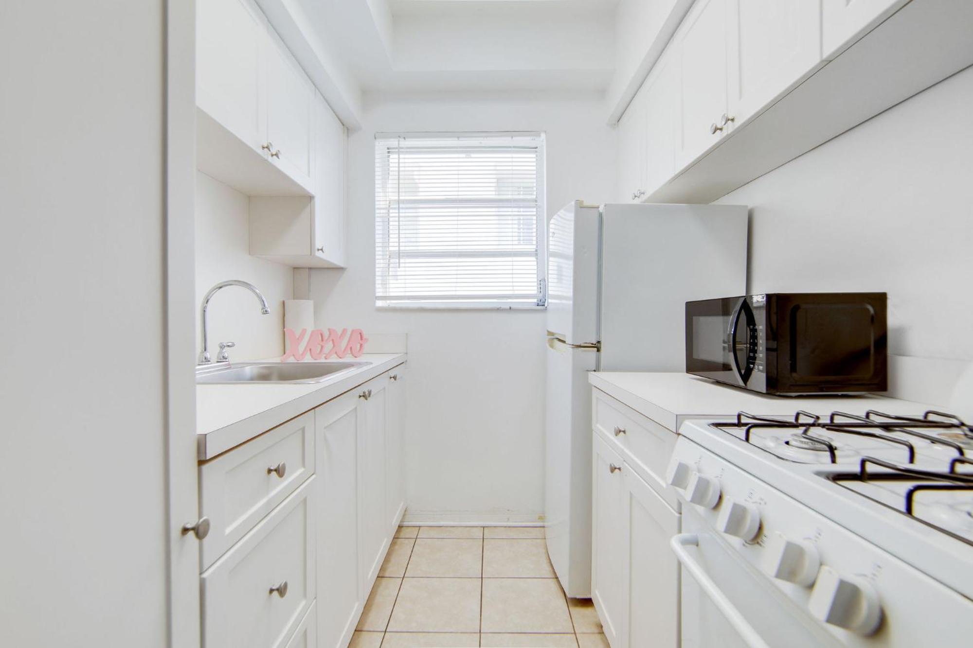 Apartment Ocean Drive Deal, W/2 Queen Beds, Near