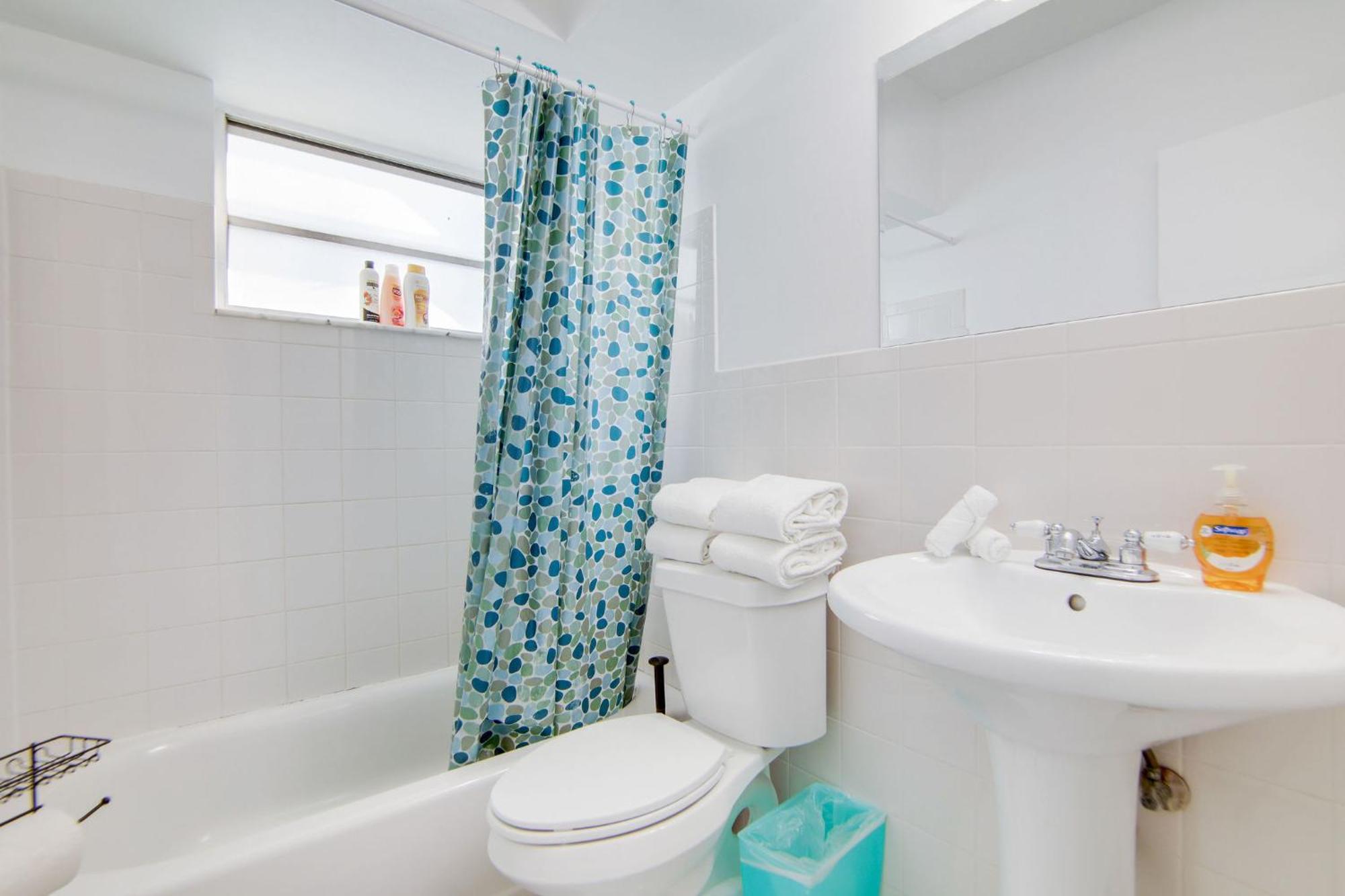 Apartment Ocean Drive Deal, W/2 Queen Beds, Near Miami Beach
