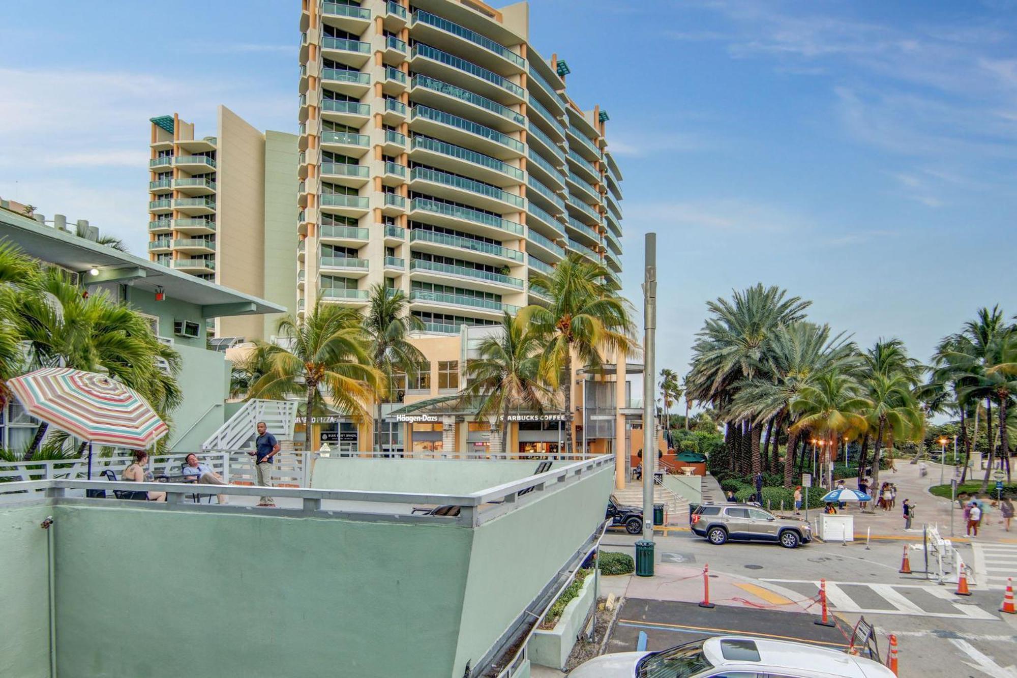 Balcony Deco Apt, W/2 Queenbeds, On Ocean Dr Apartment *