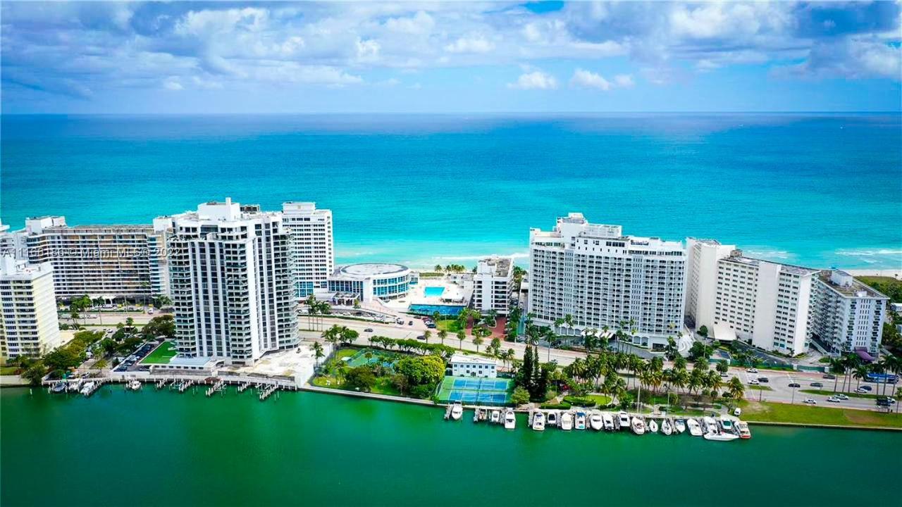 Castle Bth2 Stunning Oceanfront Townhouse, Private Access, Private Pool Access, Tennis And Free Parking! Holiday home Miami Beach