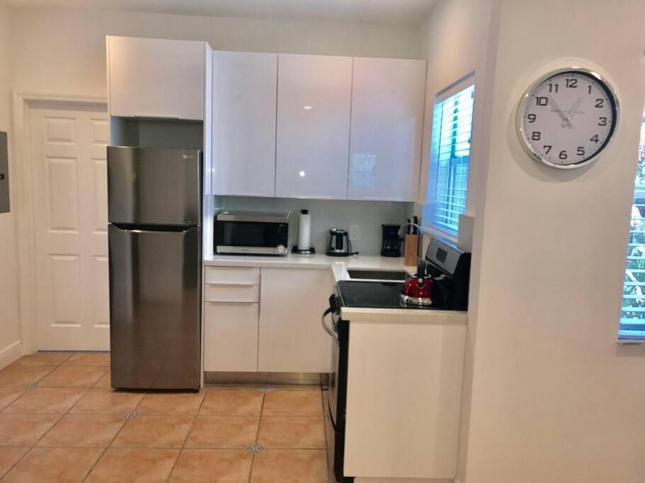 Tranquil 2 Bed 1 Bath At Beach, Glimpse Of The Ocean * Miami Beach