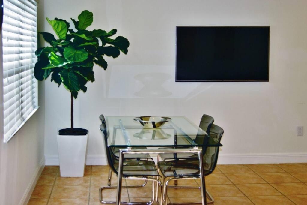 Tranquil 2 Bed 1 Bath At Beach, Glimpse Of The Ocean Apartment *