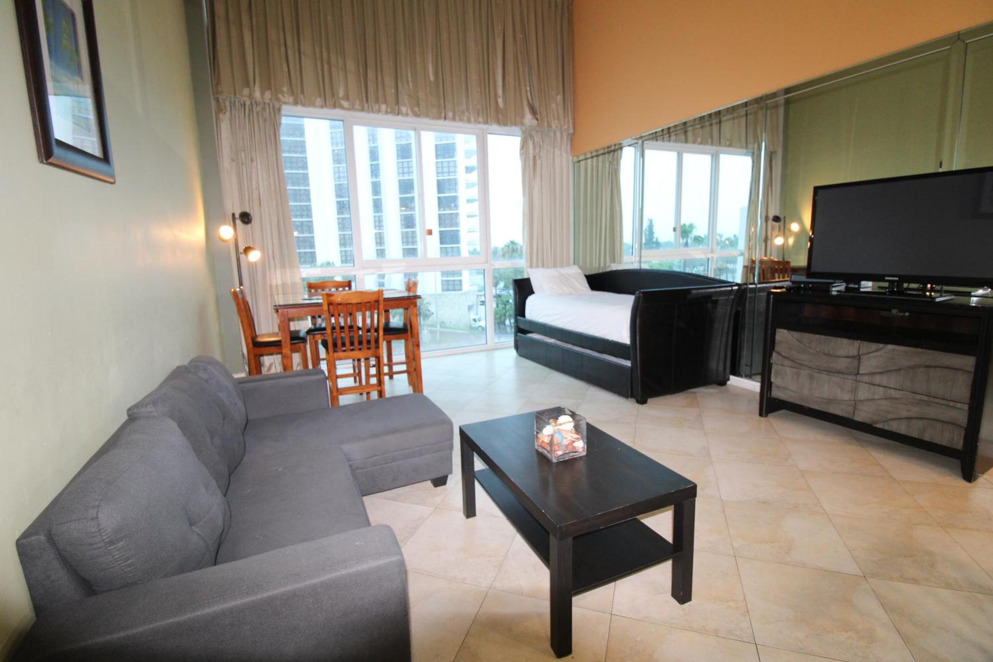 Castle B17 Contemporary With Pool, Access And Free Parking