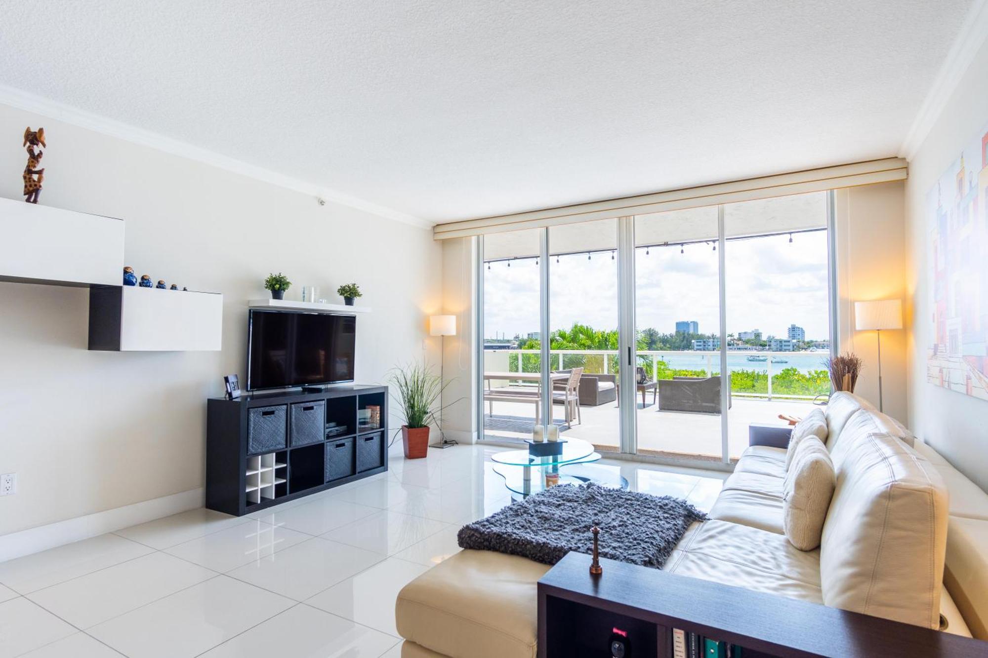 Golden Bay 33 * Miami Beach