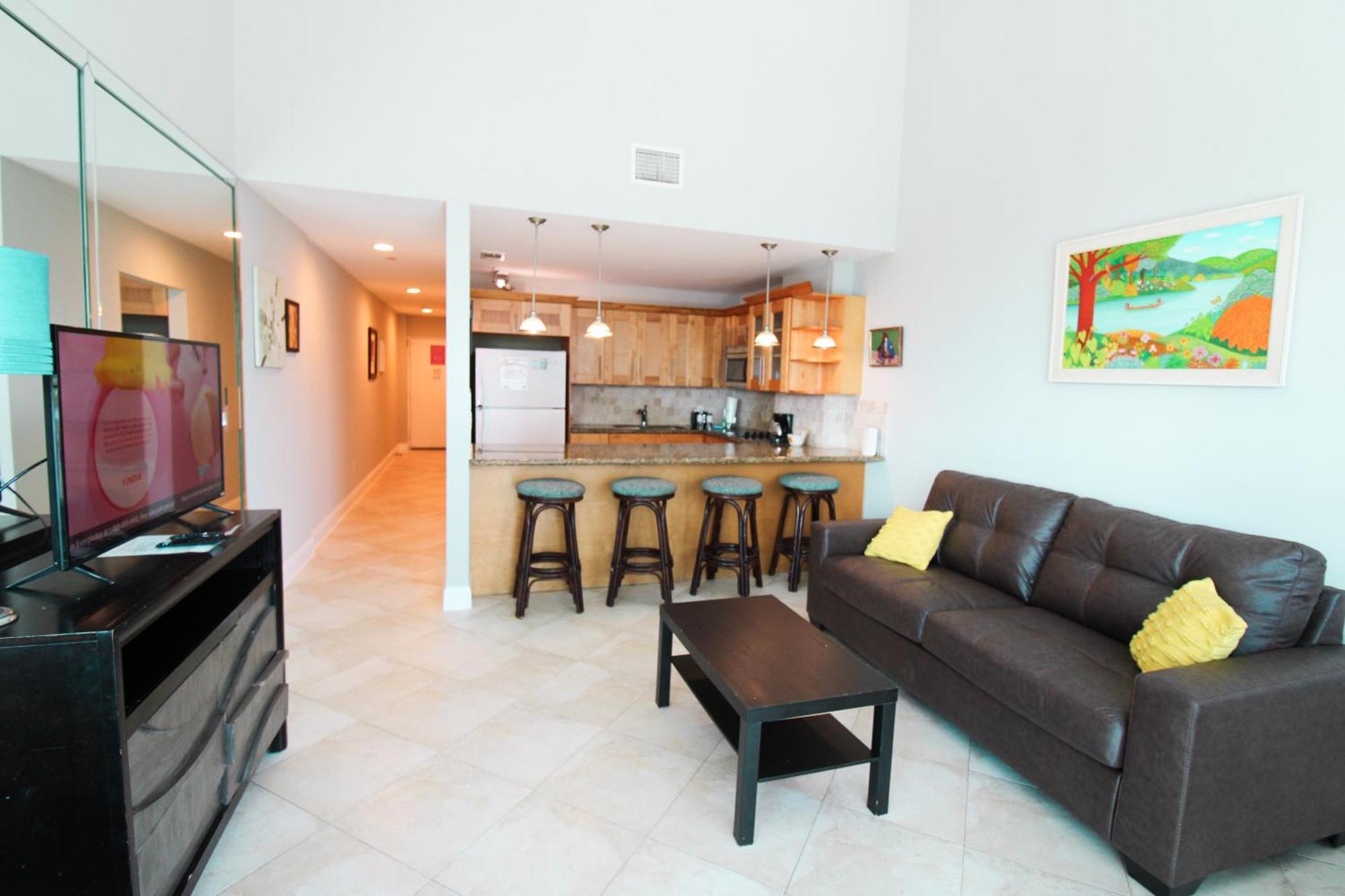 Castle B17 Contemporary With Pool, Access And Free Parking Holiday home *