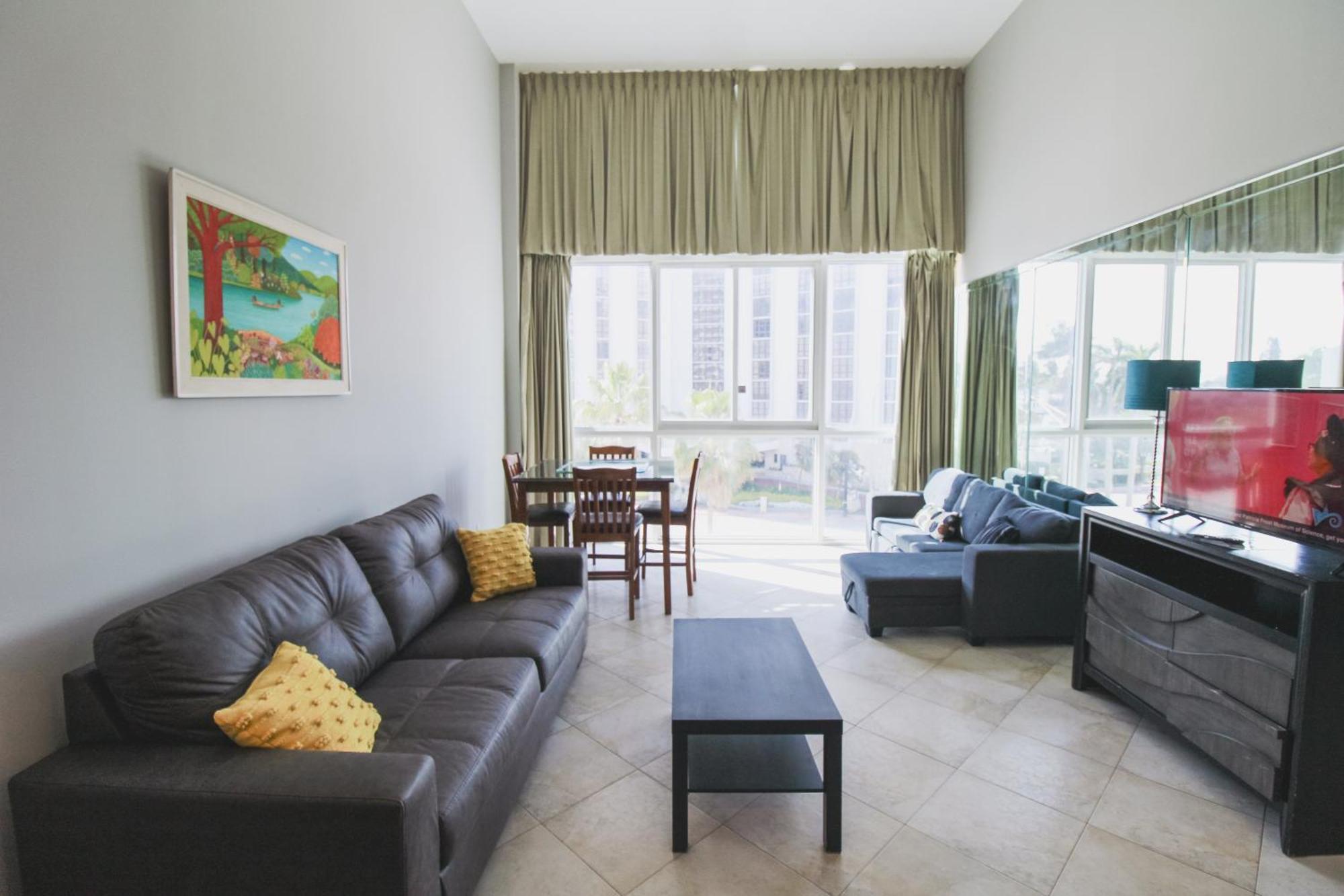 Castle B17 Contemporary With Pool, Access And Free Parking