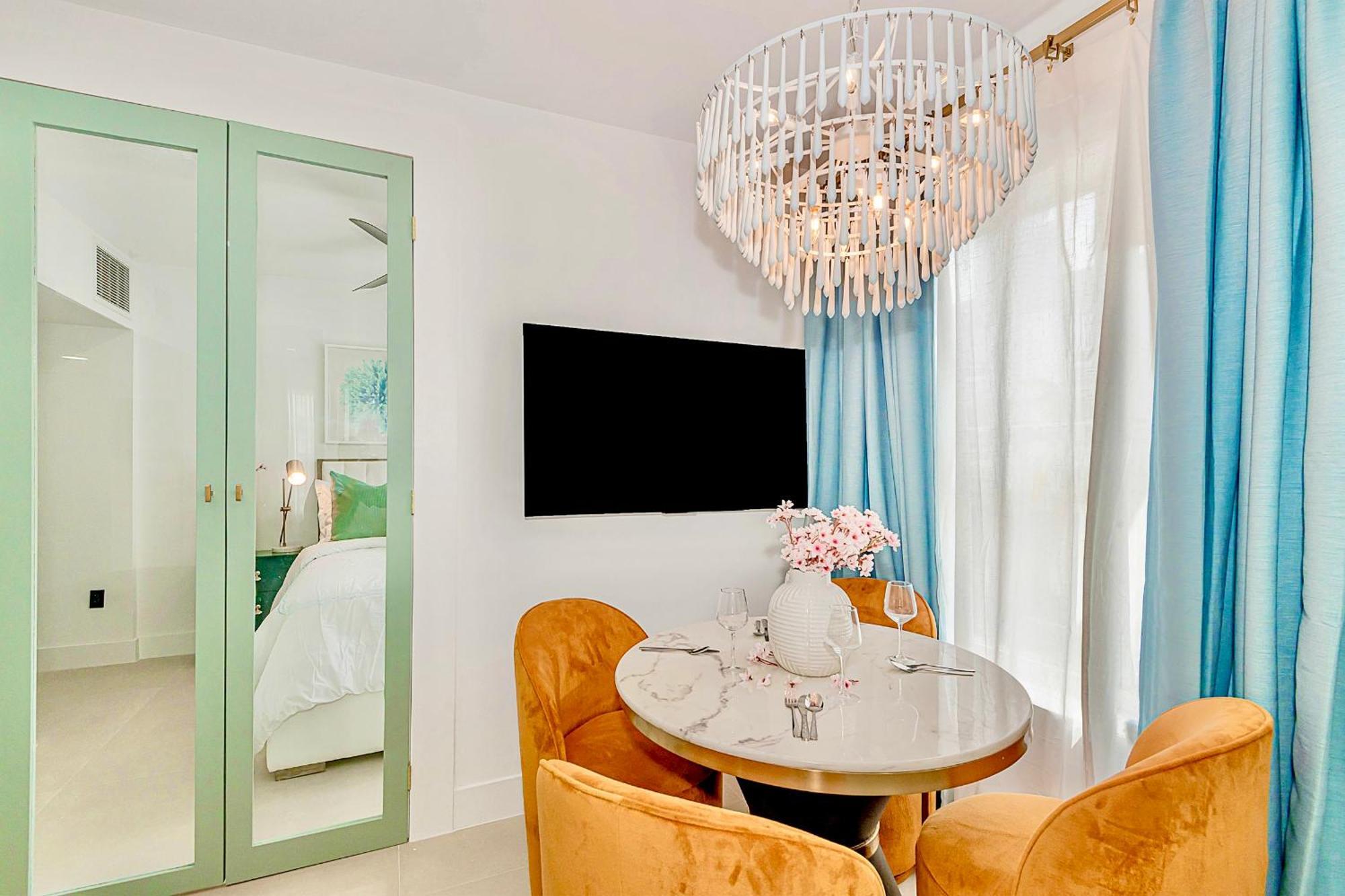 2-min To Beach, Upscale Enclave Apartment *