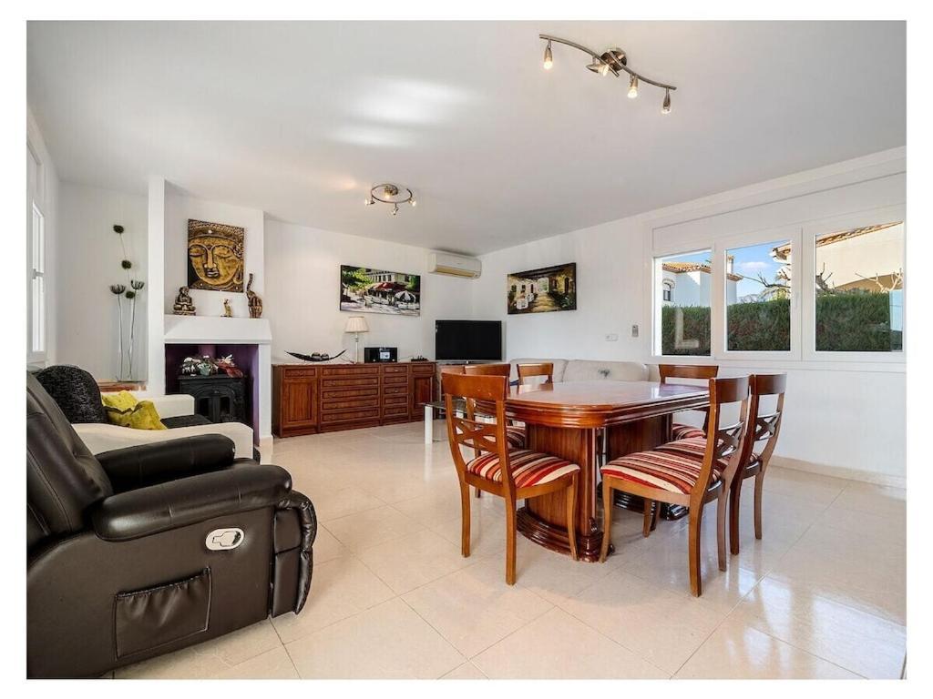 In Pino Alto For 12-14 People, 400m To The Sea Villa