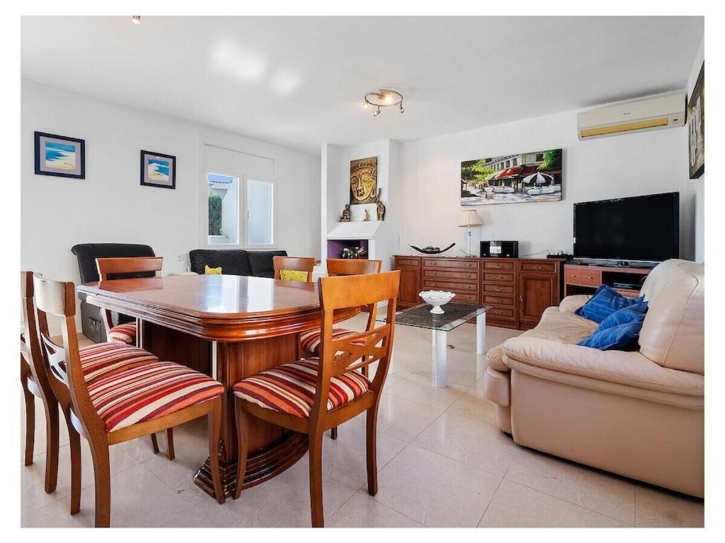 In Pino Alto For 12-14 People, 400m To The Sea *
