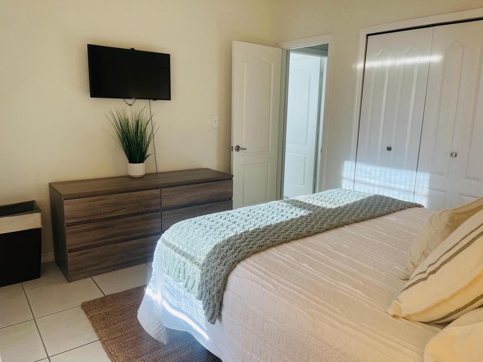 Spacious 1 Bedroom Next To The Beach! * Miami Beach