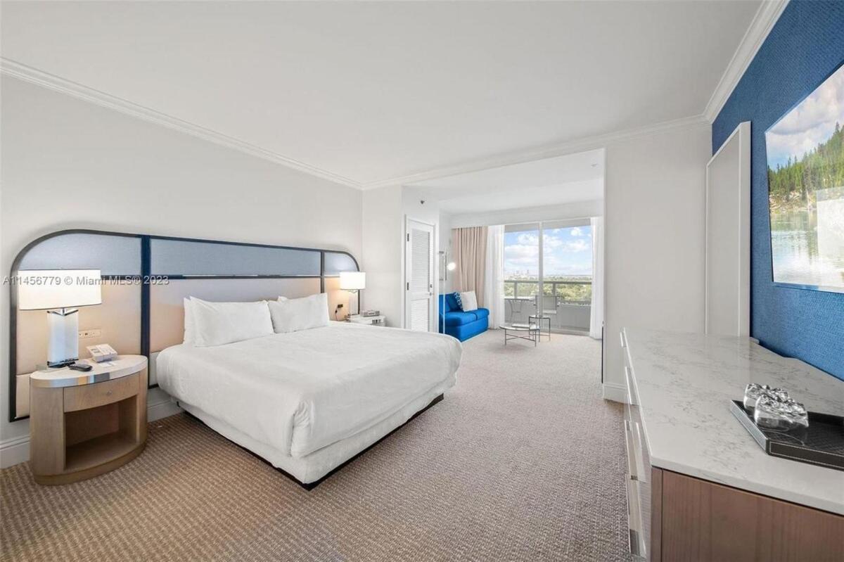 Fontainebleau Corner Unit New Reno 2bdrm 3bath *