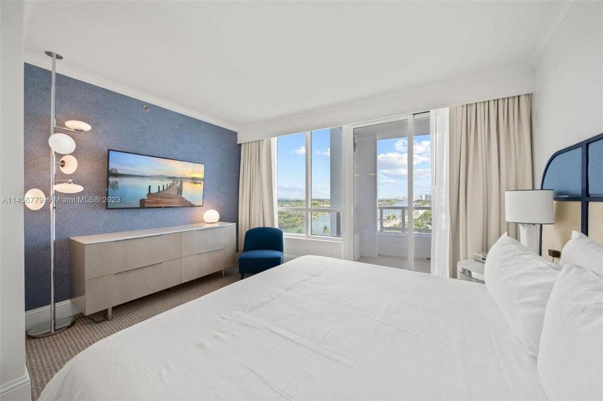 Fontainebleau Corner Unit New Reno 2bdrm 3bath *