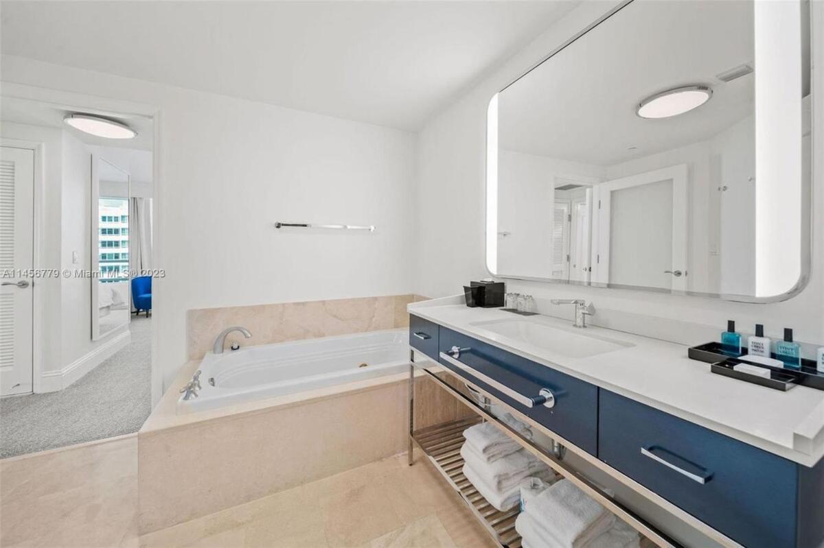 Fontainebleau Corner Unit New Reno 2bdrm 3bath Apartment Miami Beach