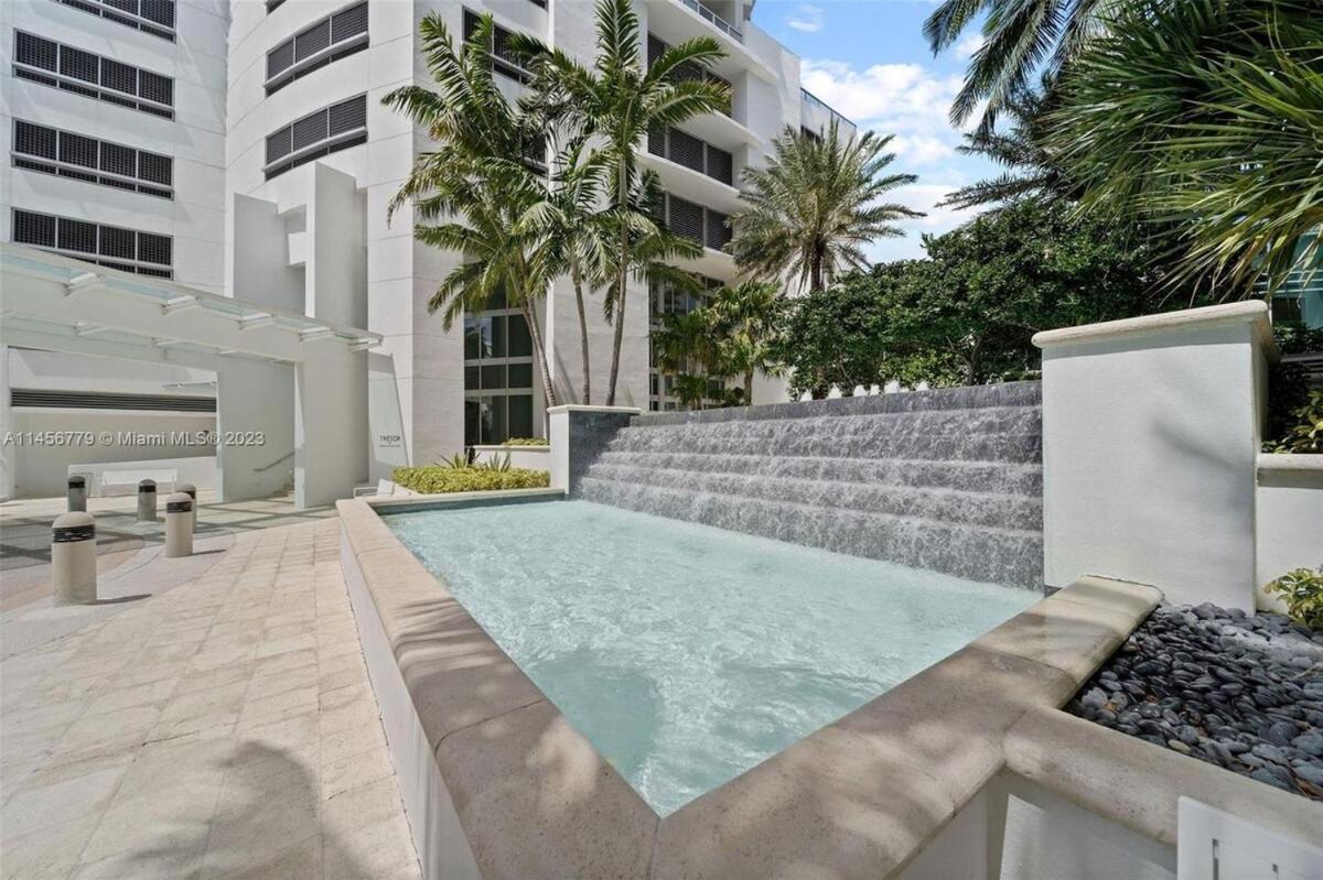 Fontainebleau Corner Unit New Reno 2bdrm 3bath