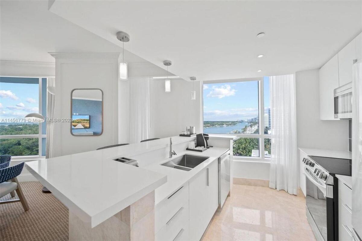 Fontainebleau Corner Unit New Reno 2bdrm 3bath Apartment *