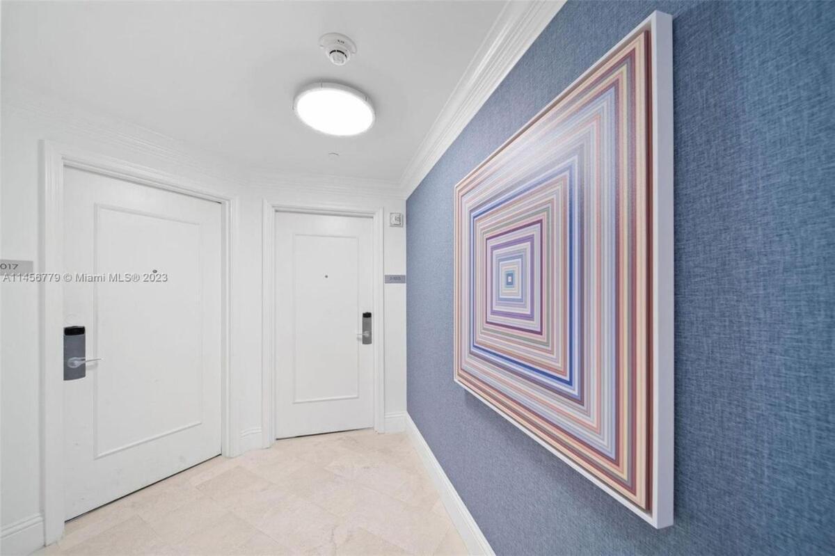 Fontainebleau Corner Unit New Reno 2bdrm 3bath Apartment
