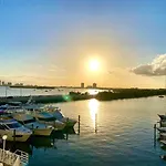 Modern Waterfront Apartment With Miami Skyline View, Free Parking 5 Mins Drive To Miami Beach