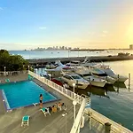 Modern Waterfront Apartment With Miami Skyline View, Free Parking 5 Mins Drive To Miami Beach
