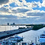 Modern Waterfront Apartment With Miami Skyline View, Free Parking 5 Mins Drive To Miami Beach