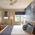 Hotel Breakwater South Beach