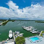 Top Floor Breathtaking View Of Miami Skyline, Pool And Free Parking