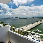 Top Floor Breathtaking View Of Miami Skyline, Pool And Free Parking
