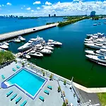 Premium Modern Waterfront Apartment With Miami Skyline View On The Bay 5 Mins Drive To Miami Beach With Free Parking