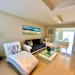 Premium Modern Waterfront Apartment With Miami Skyline View On The Bay 5 Mins Drive To Miami Beach With Free Parking