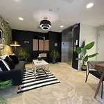 Collins Hotel Studio