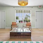 Treasure Island - Modern Miami House 3 Bedroom & 2 Bathroom