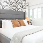 Collins Hotel Studio