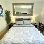 1 Bed Apt. A Block From The Beach