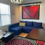 1 Bed Apt. A Block From The Beach