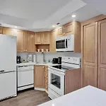 Adorable 2 Bedroom Condo Beach Service 605