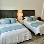 Directly On The Beach With Pool & Ocean View