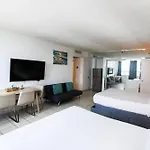 Castle 1205 Beachfront Studio With Free Parking, Beach Access, Pool, Tennis
